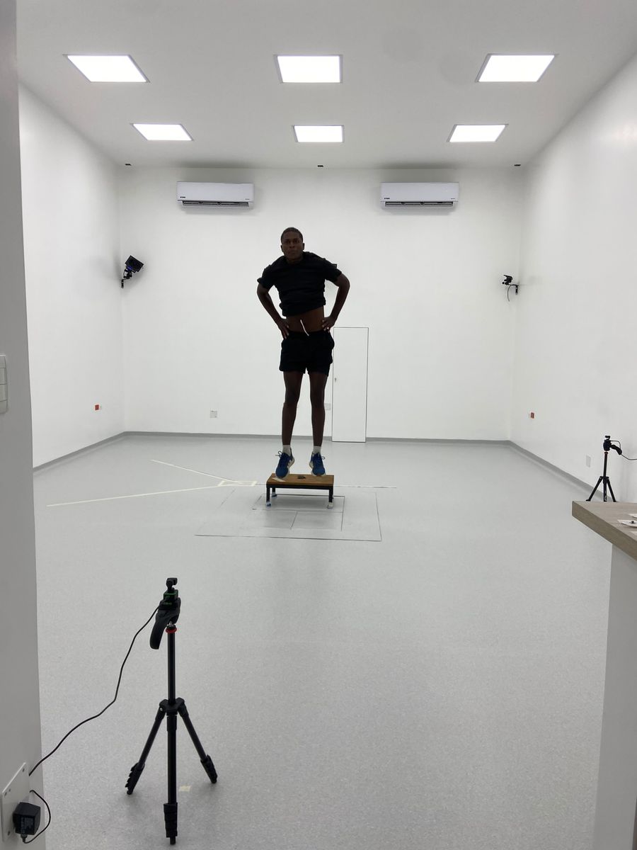 Sala del laboratorio de movimiento con una persona realizando un salto